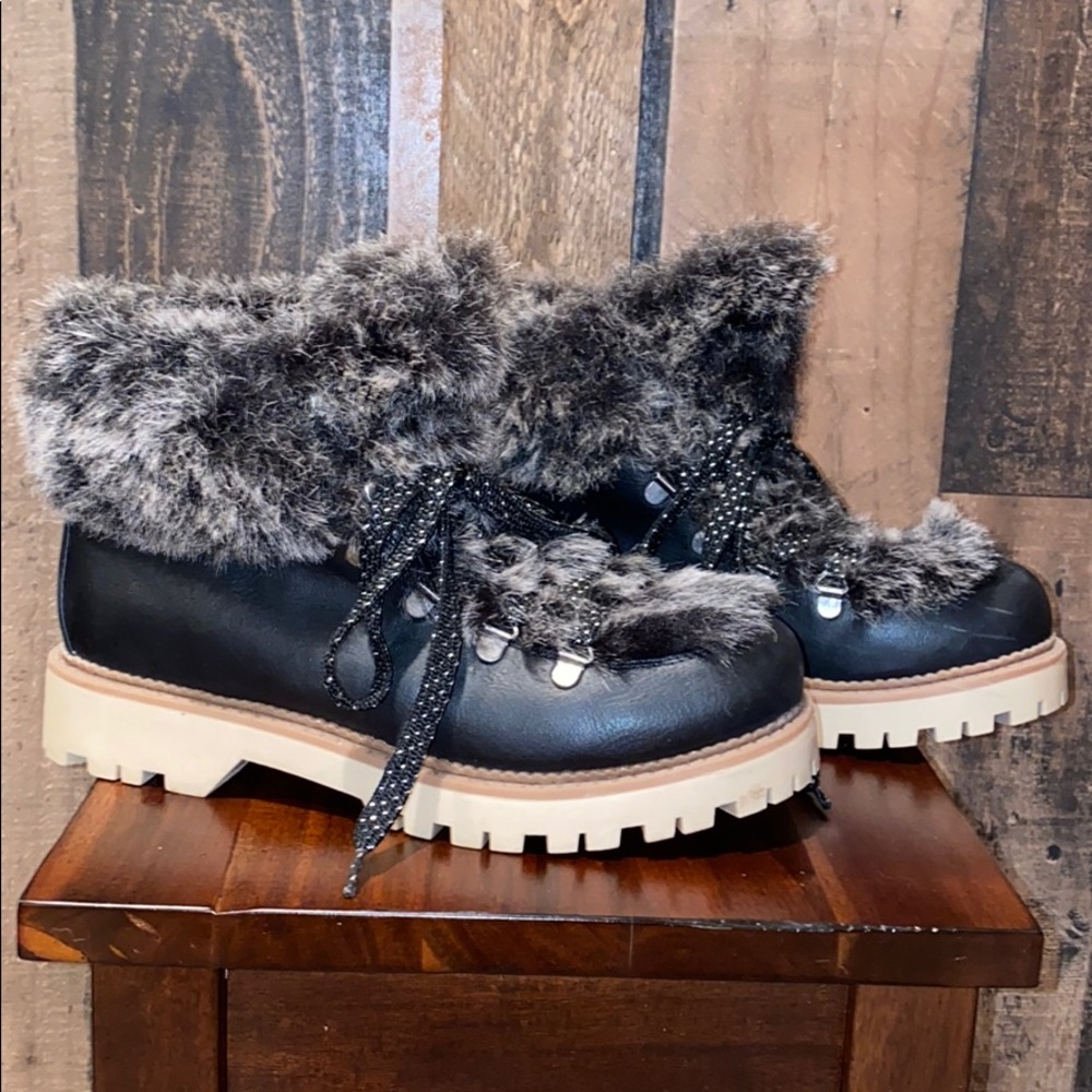 Lace up boots with faux fur